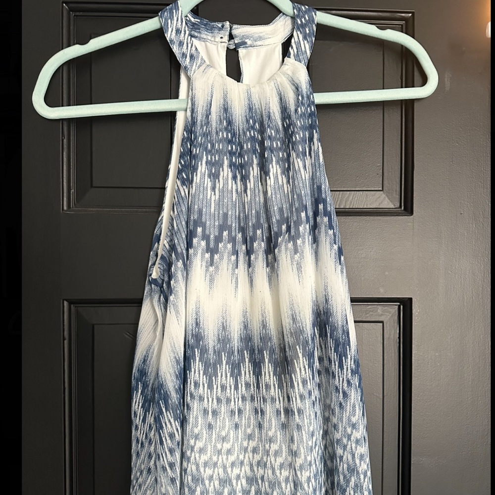 One ❤️ clothing blue and white patterned top